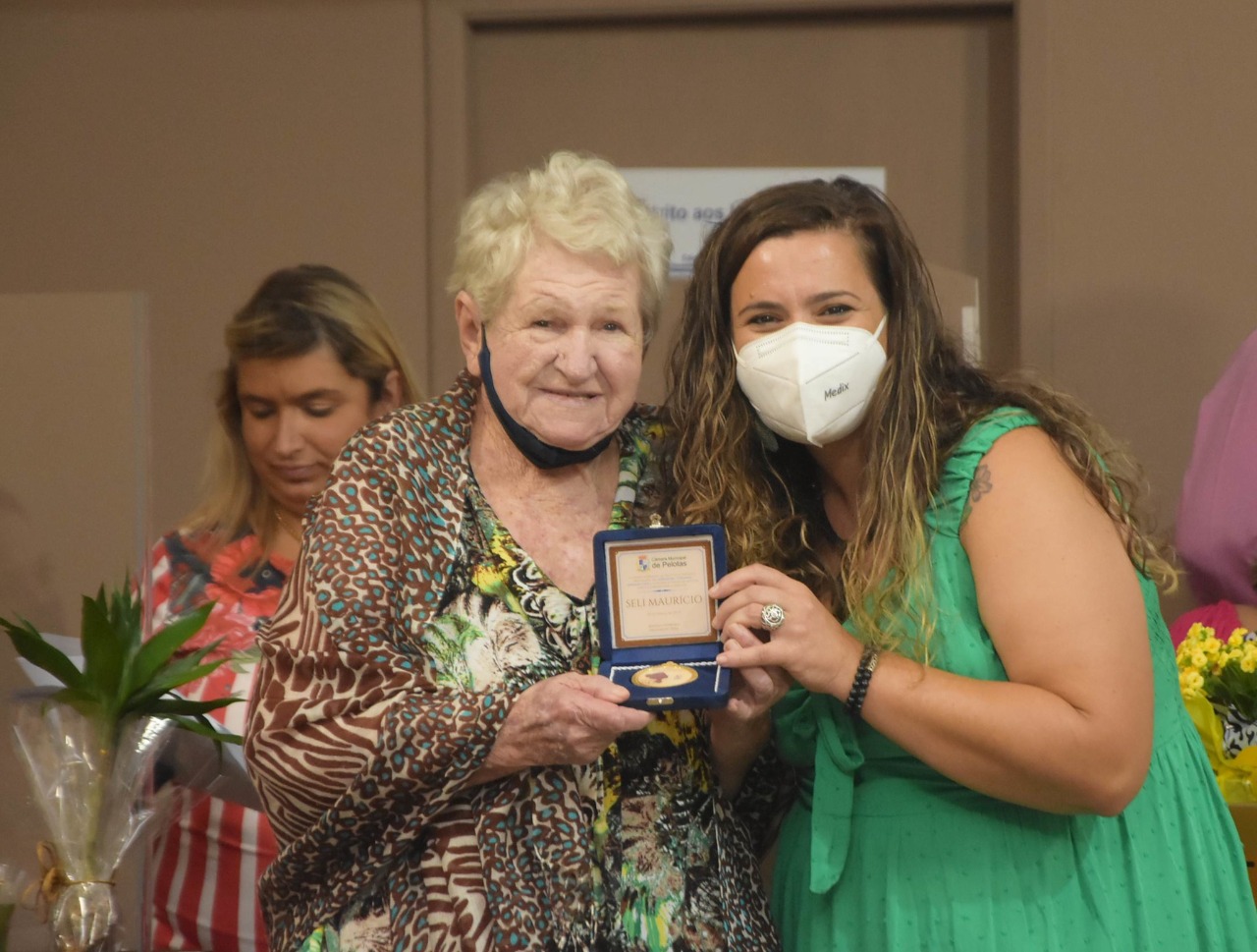 A artista Seli Maurício é homenageada com medalha Mulher Doce Guerreira