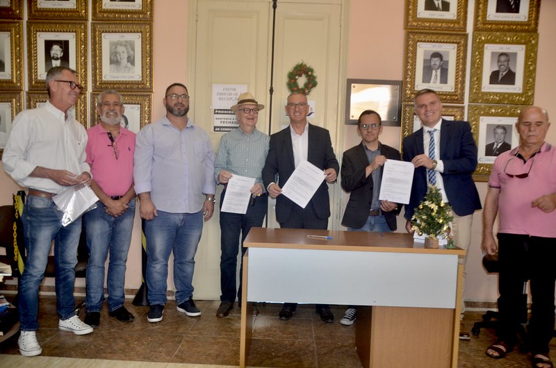 Câmara e Biblioteca Pública reajustam convênio