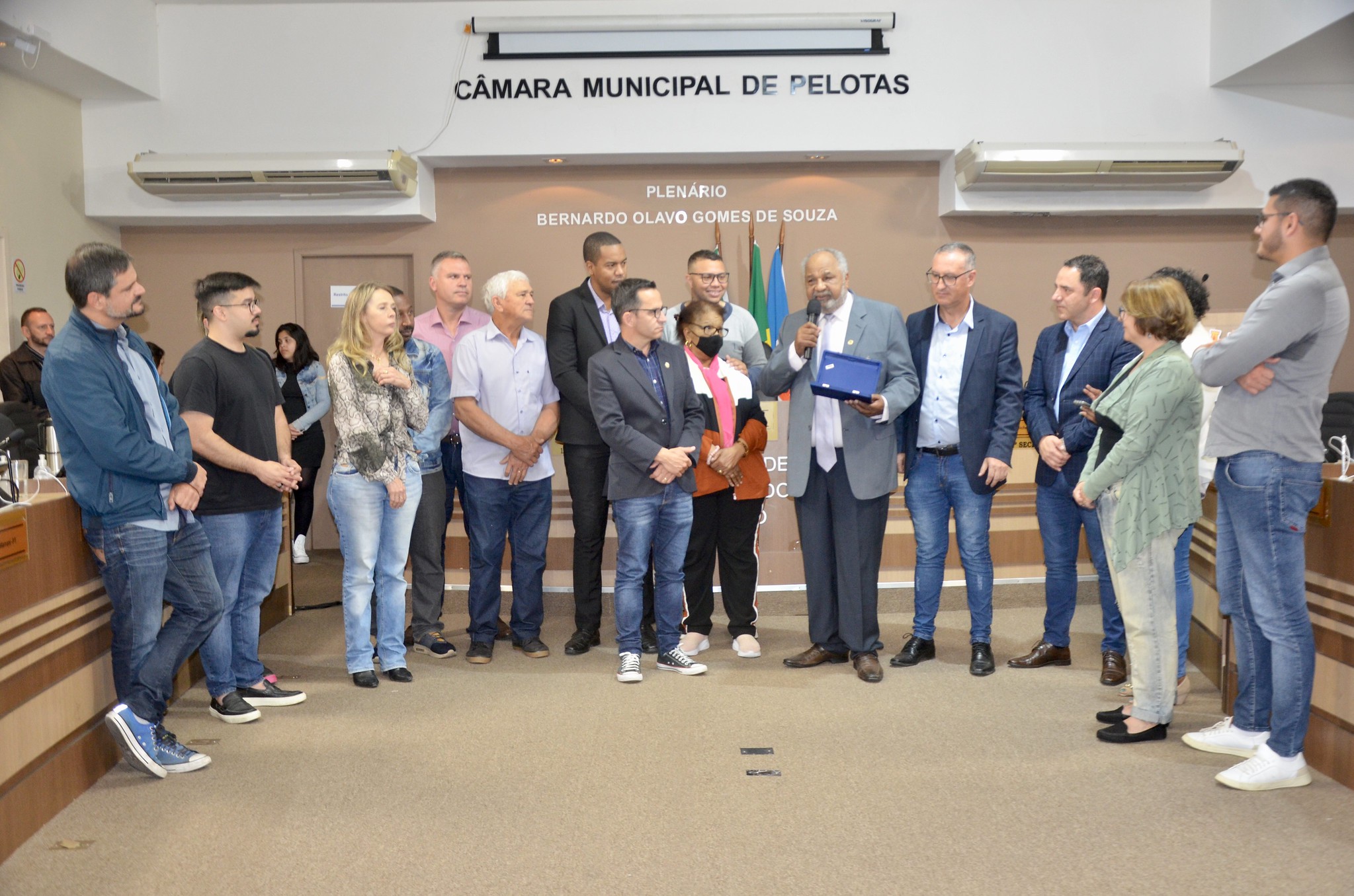 Câmara entrega placa de reconhecimento a Adão Conceição