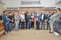 Câmara entrega placa de reconhecimento a Adão Conceição