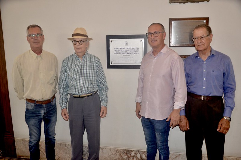 Câmara entrega placa em homenagem aos 147 anos da Bibliotheca Pública Pelotense