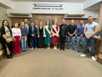 Câmara recebe corte e comissão organizadora da Festa do Morango