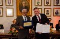 Coronel Alberto Rosa recebe o título de Cidadão Pelotense