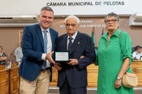 Cristiano Silva homenageia o advogado há mais tempo em atividade no Rio Grande do Sul