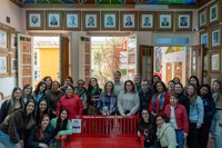Câmara Municipal de Pelotas inaugura Banco Vermelho em ato de conscientização contra a violência de gênero