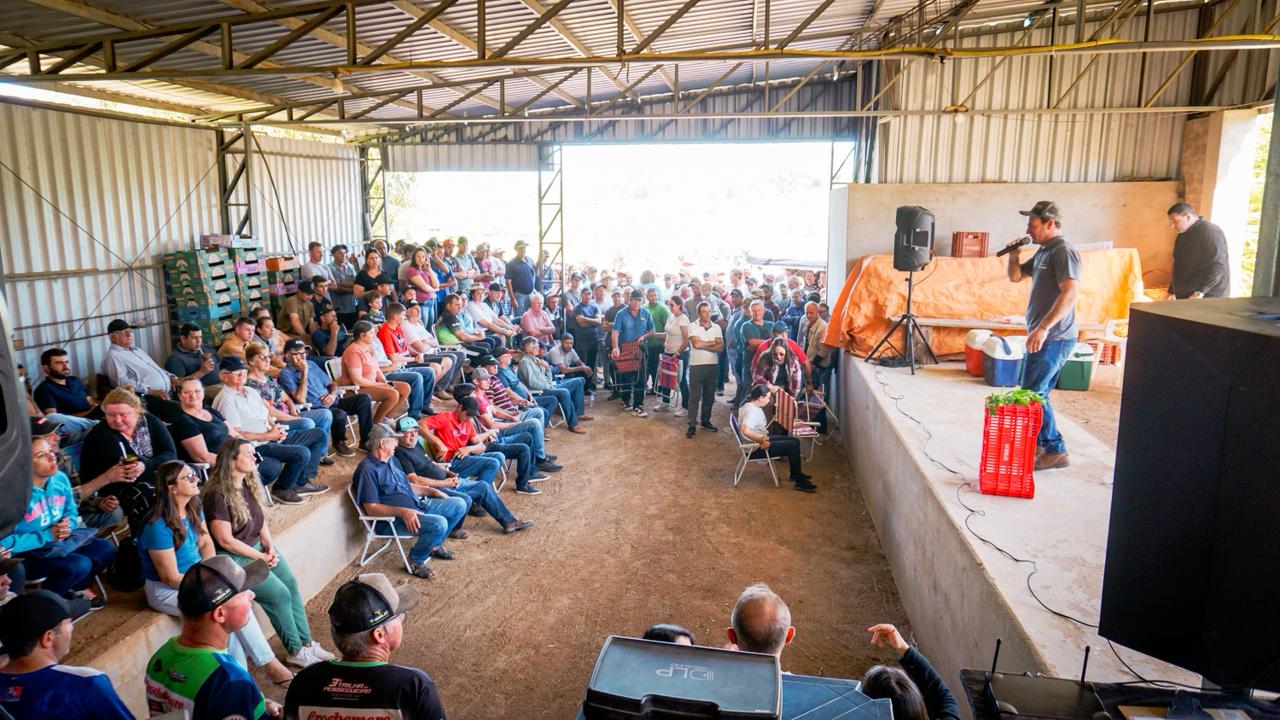 Eder Blank participa de reunião com produtores de pêssego na Comunidade Santa Áurea