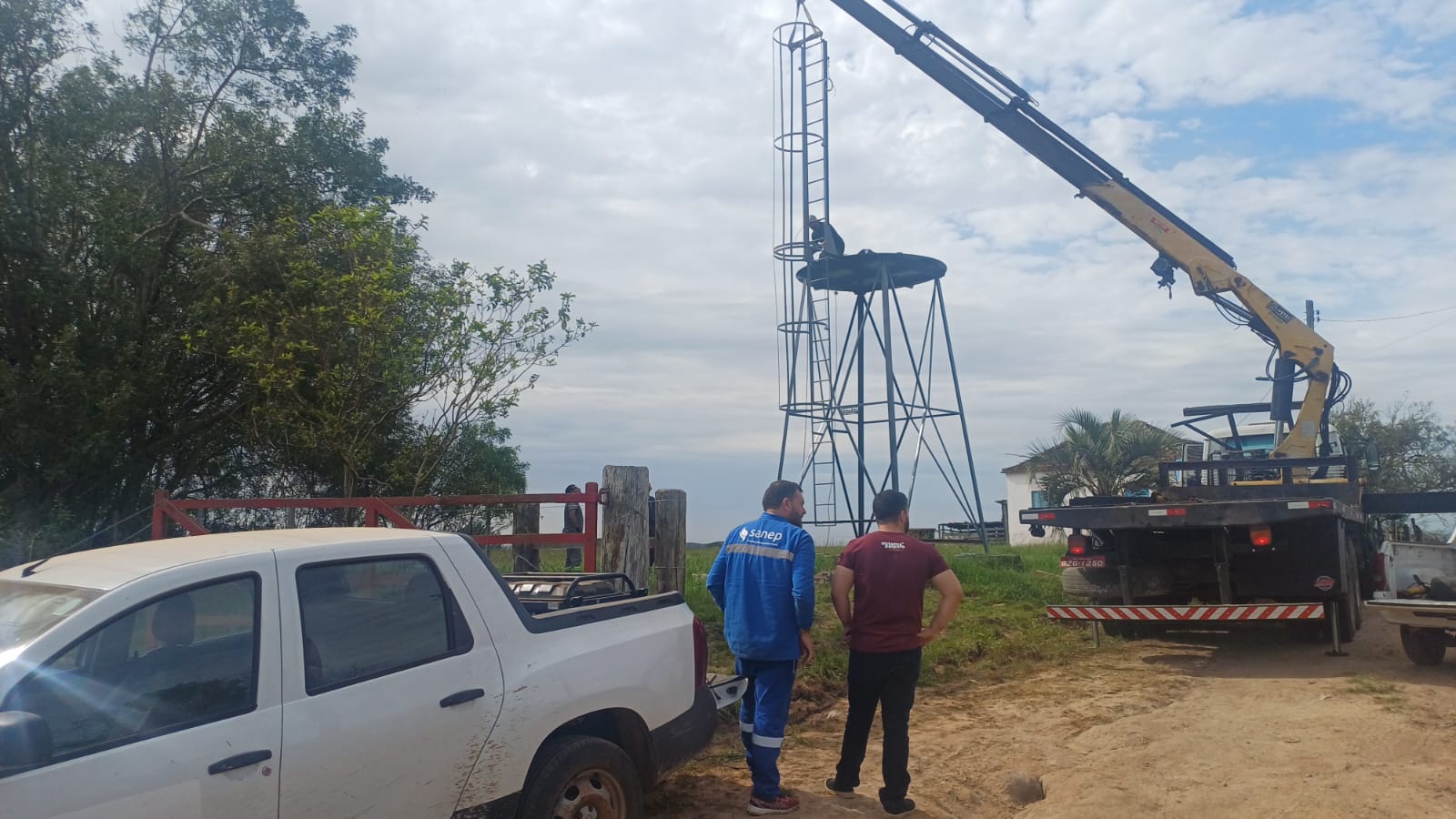 Peixoto acompanha instalação de nova caixa d'água no Posto Branco