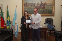 Presidente do Legislativo homenageia maratonista deficiente visual
