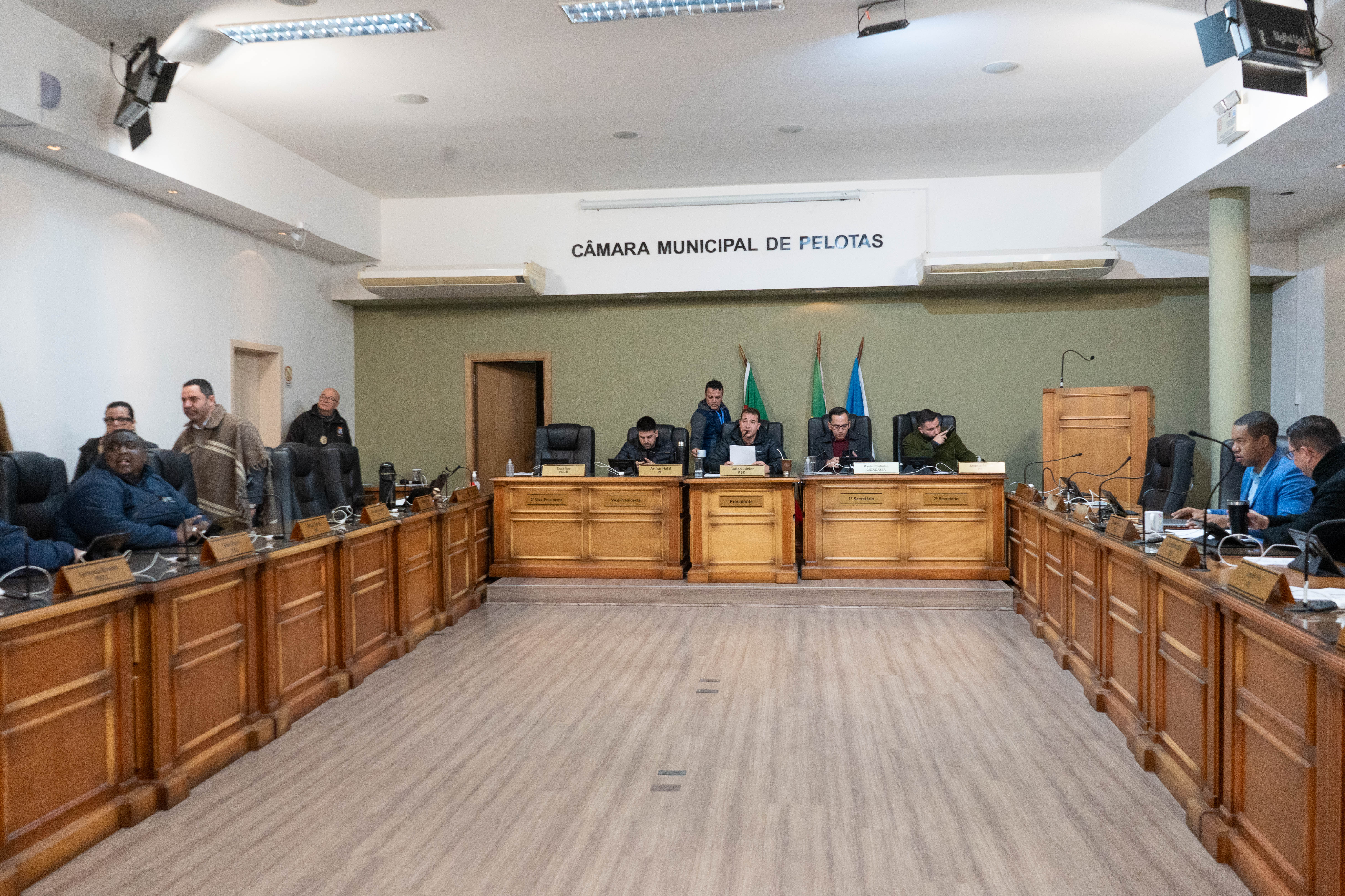 Quando um vereador sai em compromisso, quem assume no lugar?