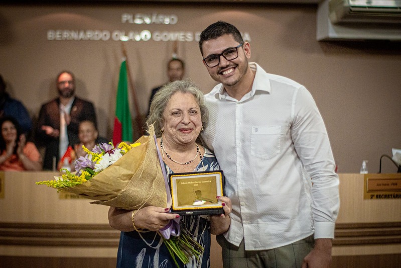 Jone Soares homenageia Ieda Scaletzky, presidente da Sociedade Espírita Assistencial Dona Conceição