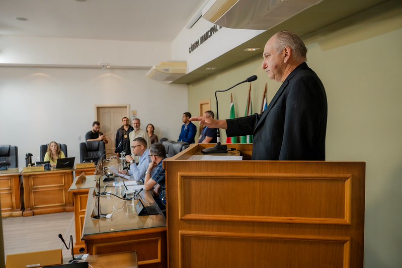 Júlio Moura assume cadeira na Câmara de Vereadores