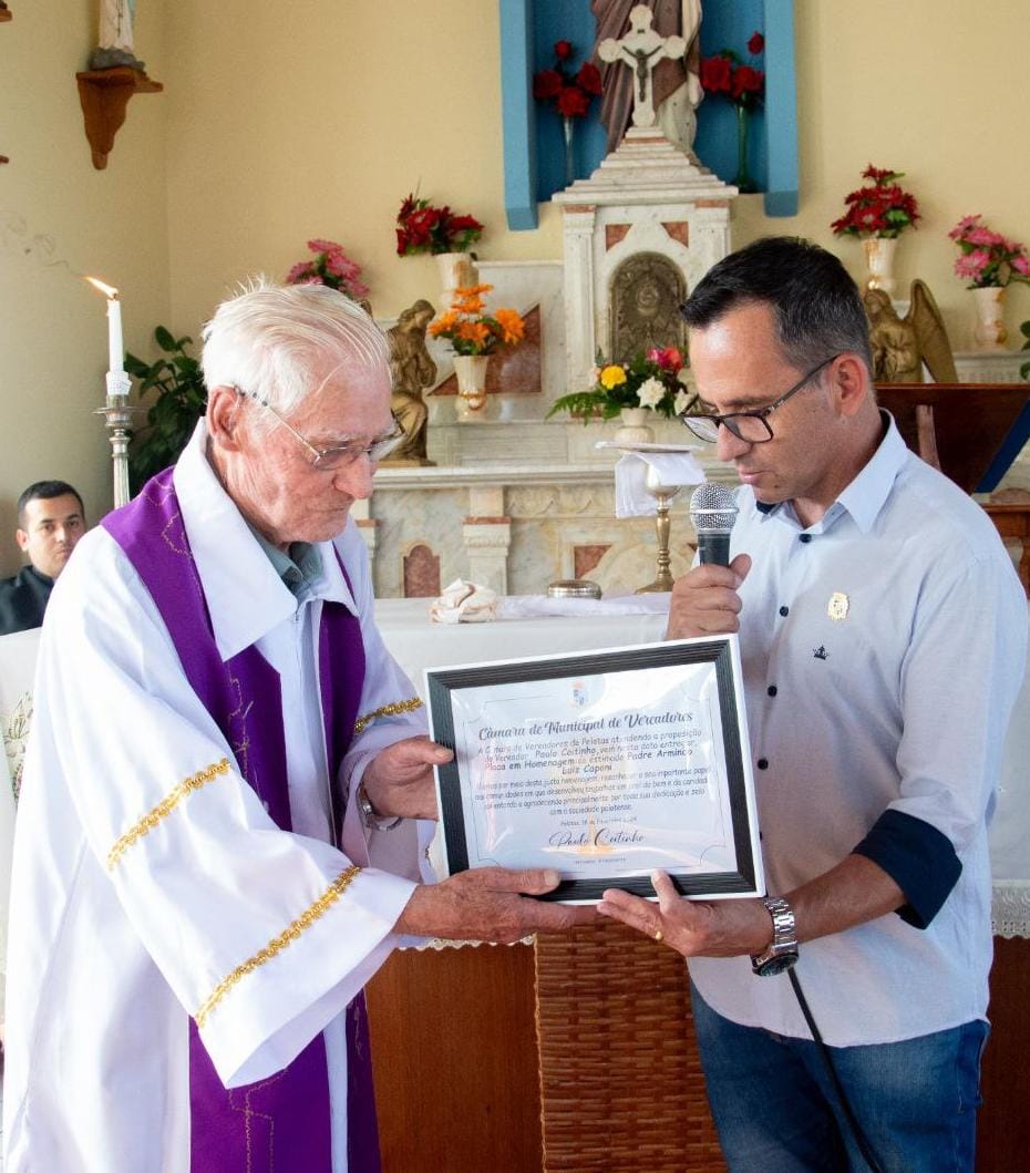 Padre Caponi recebe homenagem do vereador Paulo Coitinho