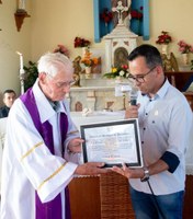 Padre Caponi recebe homenagem do vereador Paulo Coitinho