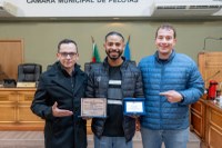 Parlamentares entregam reconhecimento a ultramaratonista