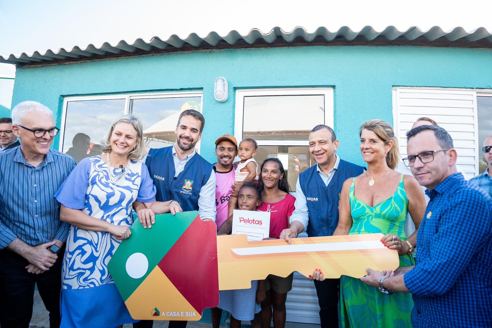 Paulo Coitinho participa da entrega de casas na Estrada do Engenho