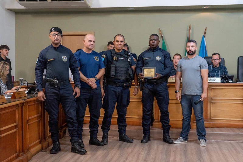 Peixoto presta homenagem a GMs na Câmara Municipal