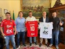 Presidente da Câmara Municipal de Pelotas recebe camisa oficial do Legends Game Brasil Presidente da Câmara Municipal de Pelotas recebe camisa oficial do Legends Game Brasil