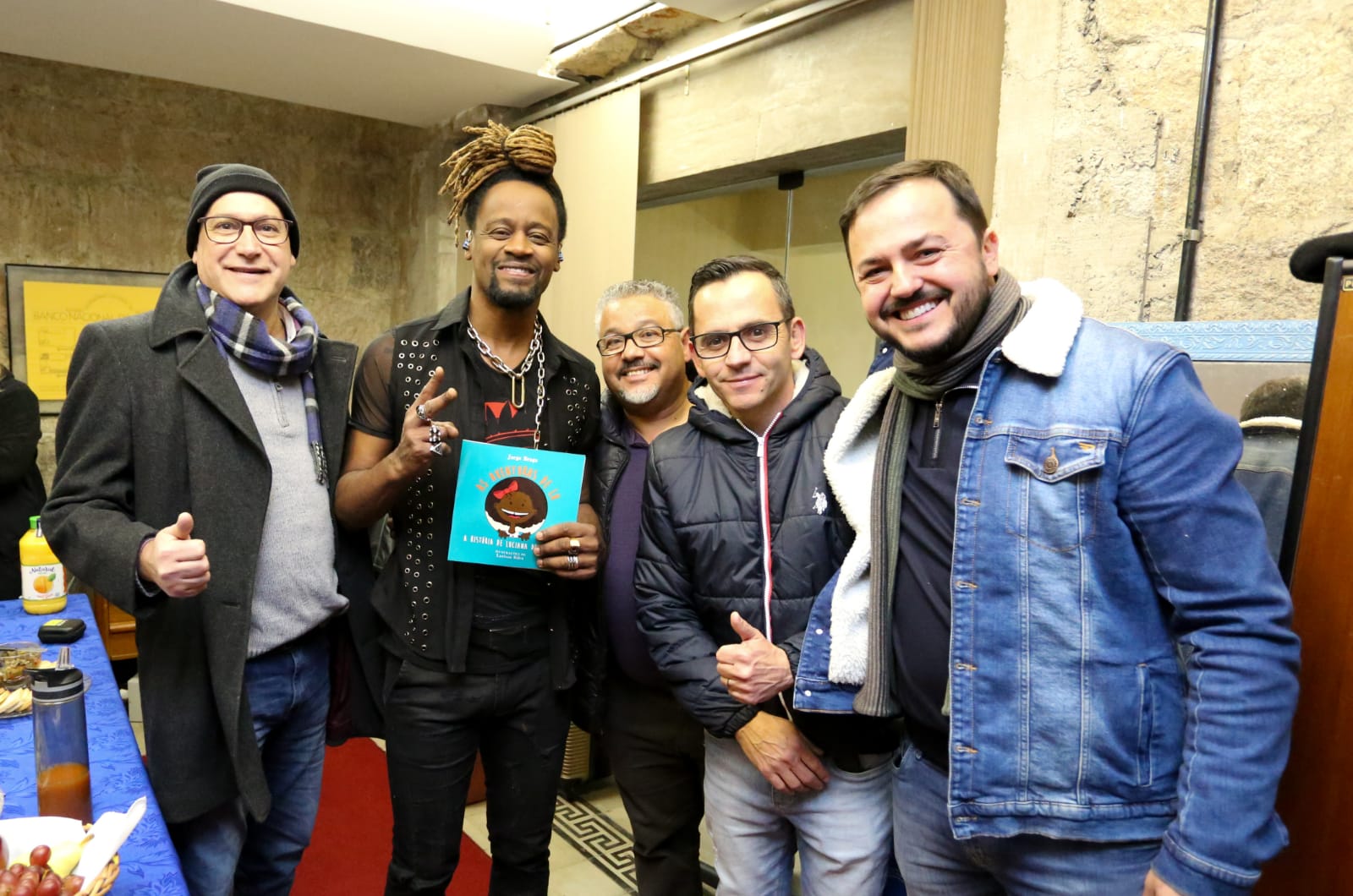 Toni Garrido é presenteado com o livro As Aventuras de Lu