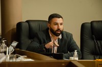 Vereador Antonio Peixoto apresenta questionamentos na reunião da comissão de saúde