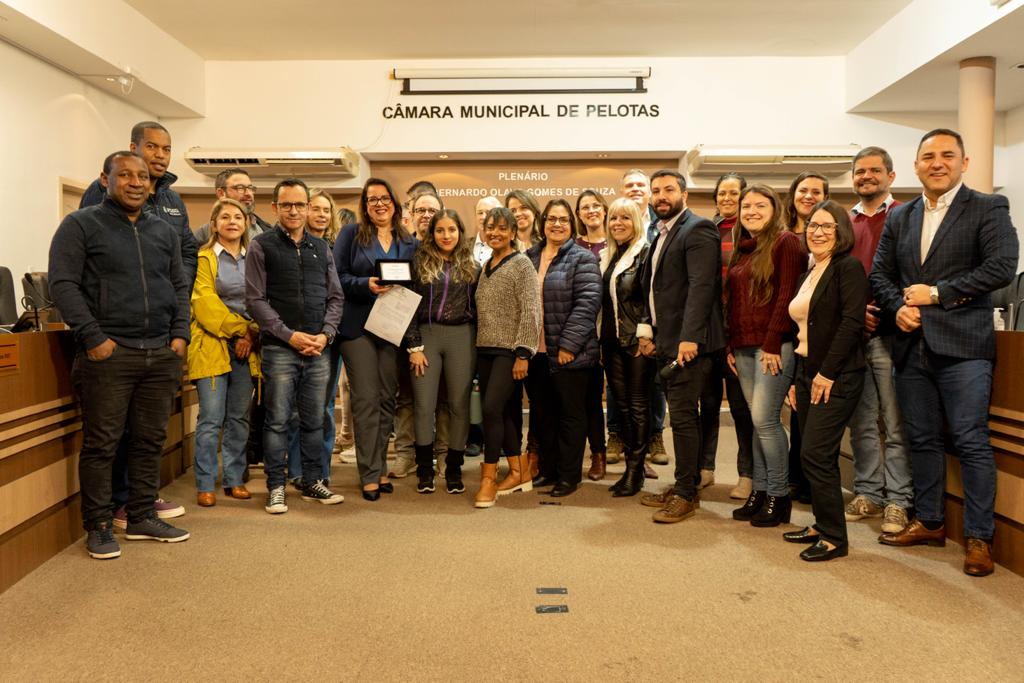 Vereador Antonio Peixoto homenageia idealizadora do Grupo Mulheres Empreendedoras 