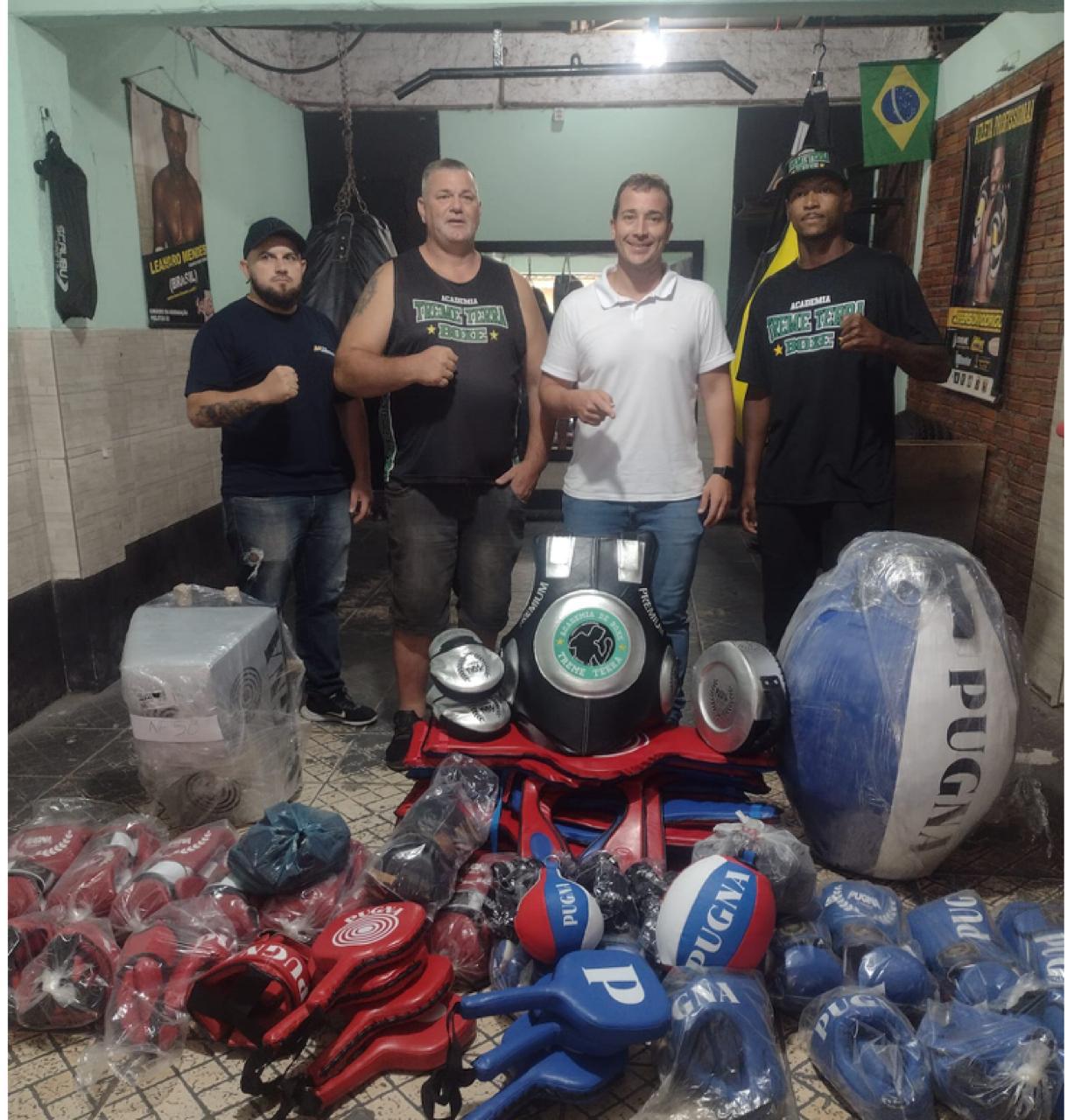Vereador Carlos Junior entrega equipamentos para projeto social esportivo