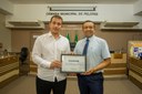 Vereador Carlos Junior entrega Moção para professor e pesquisador Vereador Carlos Junior entrega Moção para professor e pesquisador