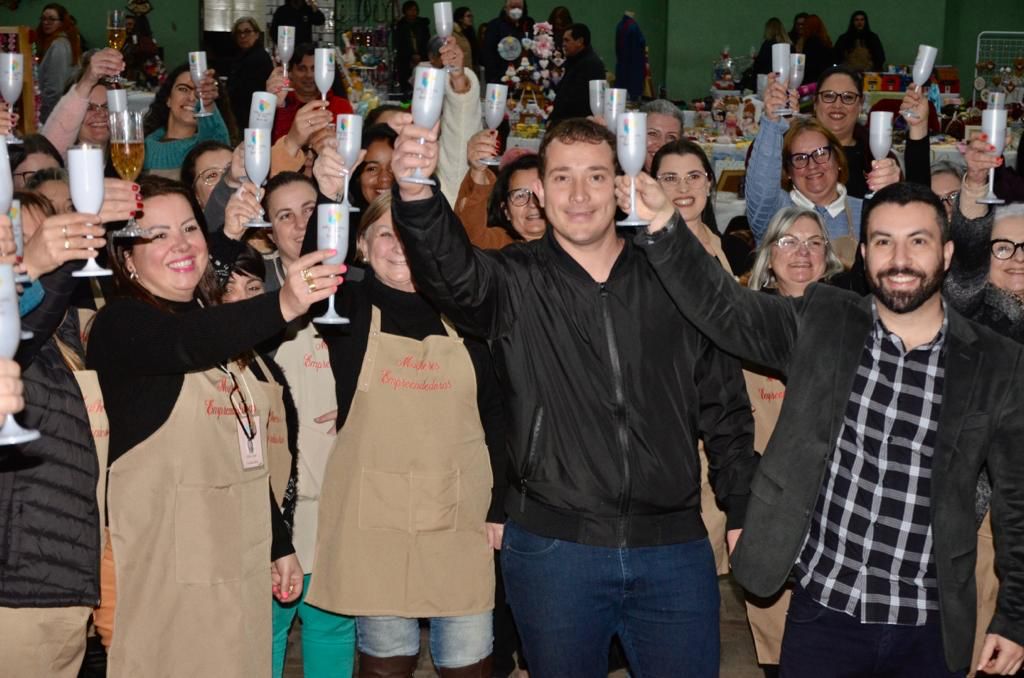 Vereador Carlos Junior marca presença na Feira das Mulheres Empreendedoras