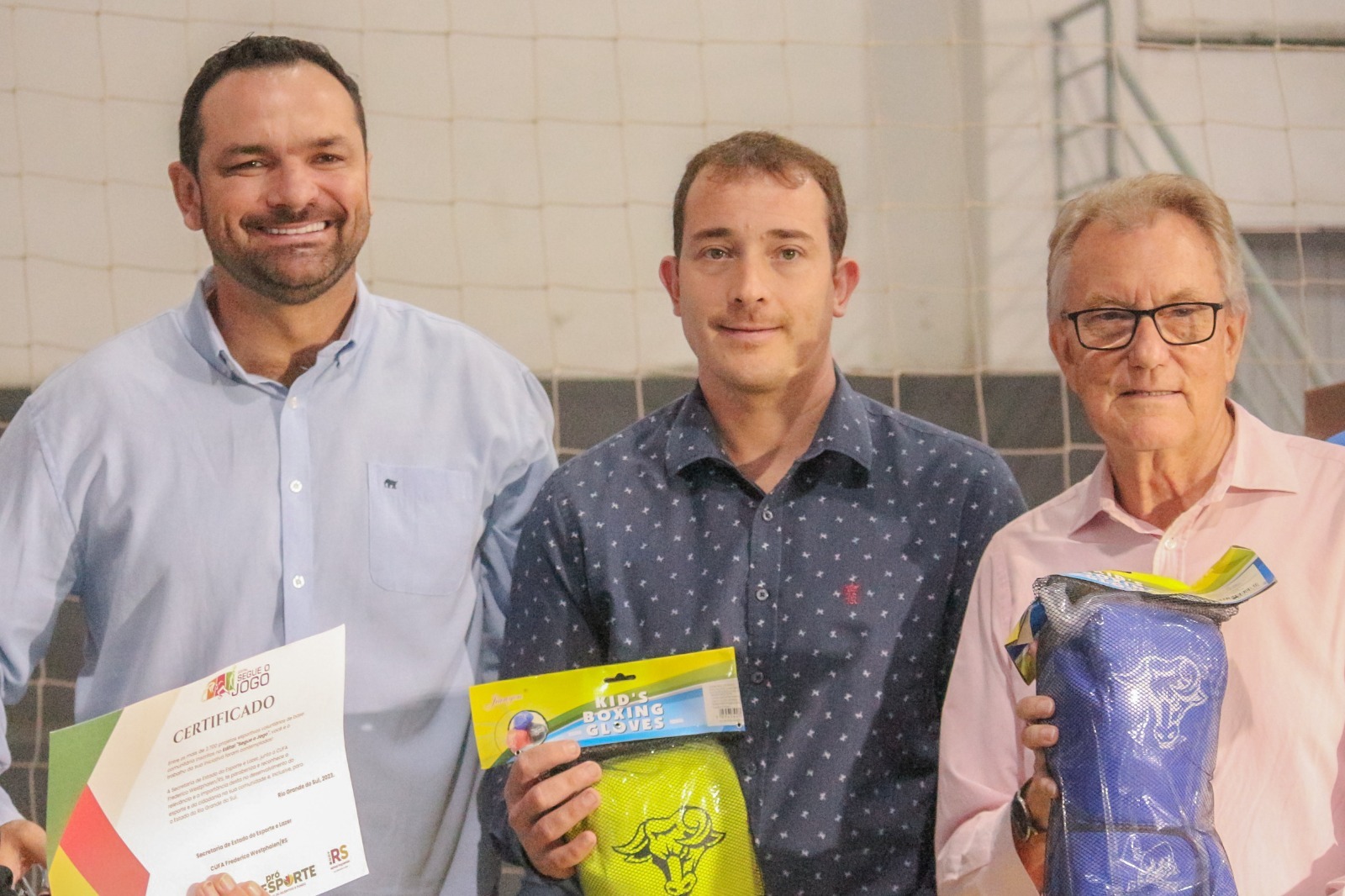 Vereador Carlos Junior participou da entrega de material para projetos esportivos de Pelotas