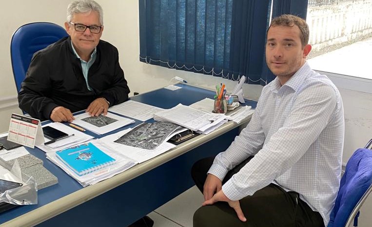 Vereador Carlos Junior se reúne com titular da Secretaria de Habitação