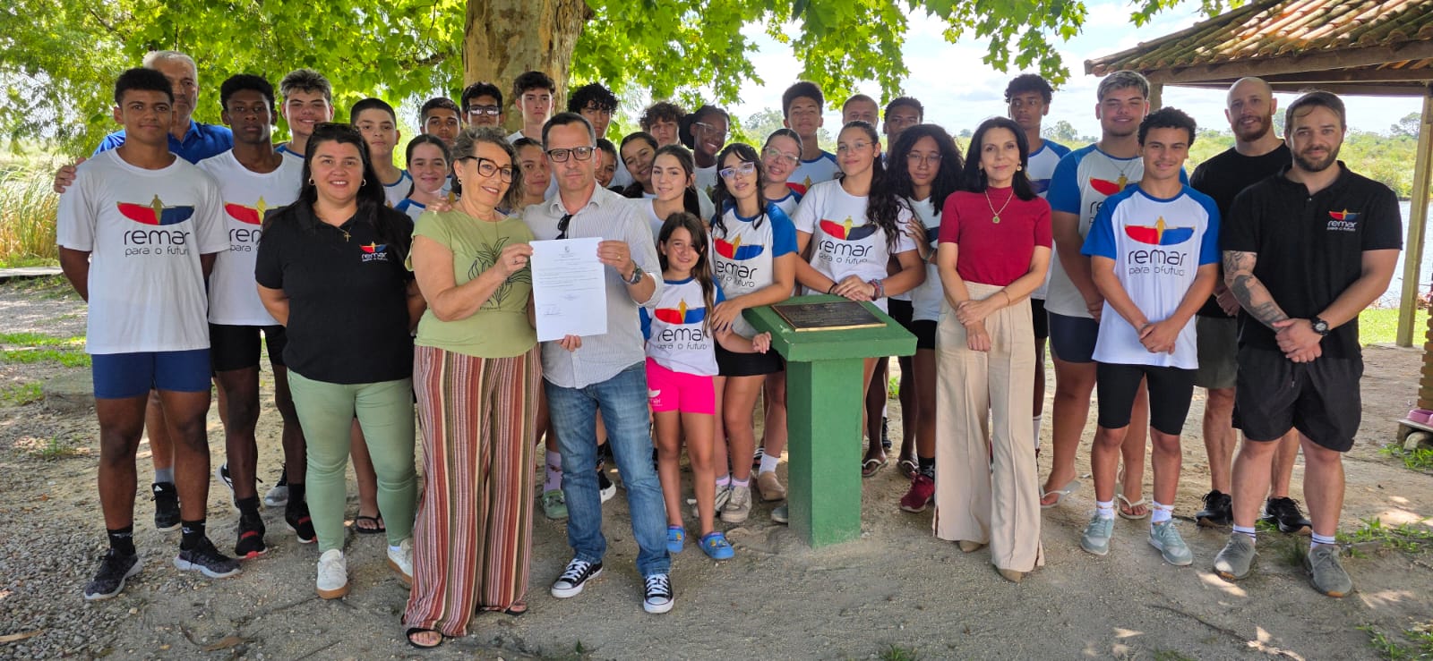 Vereador entrega Lei do Dia Municipal do Remo