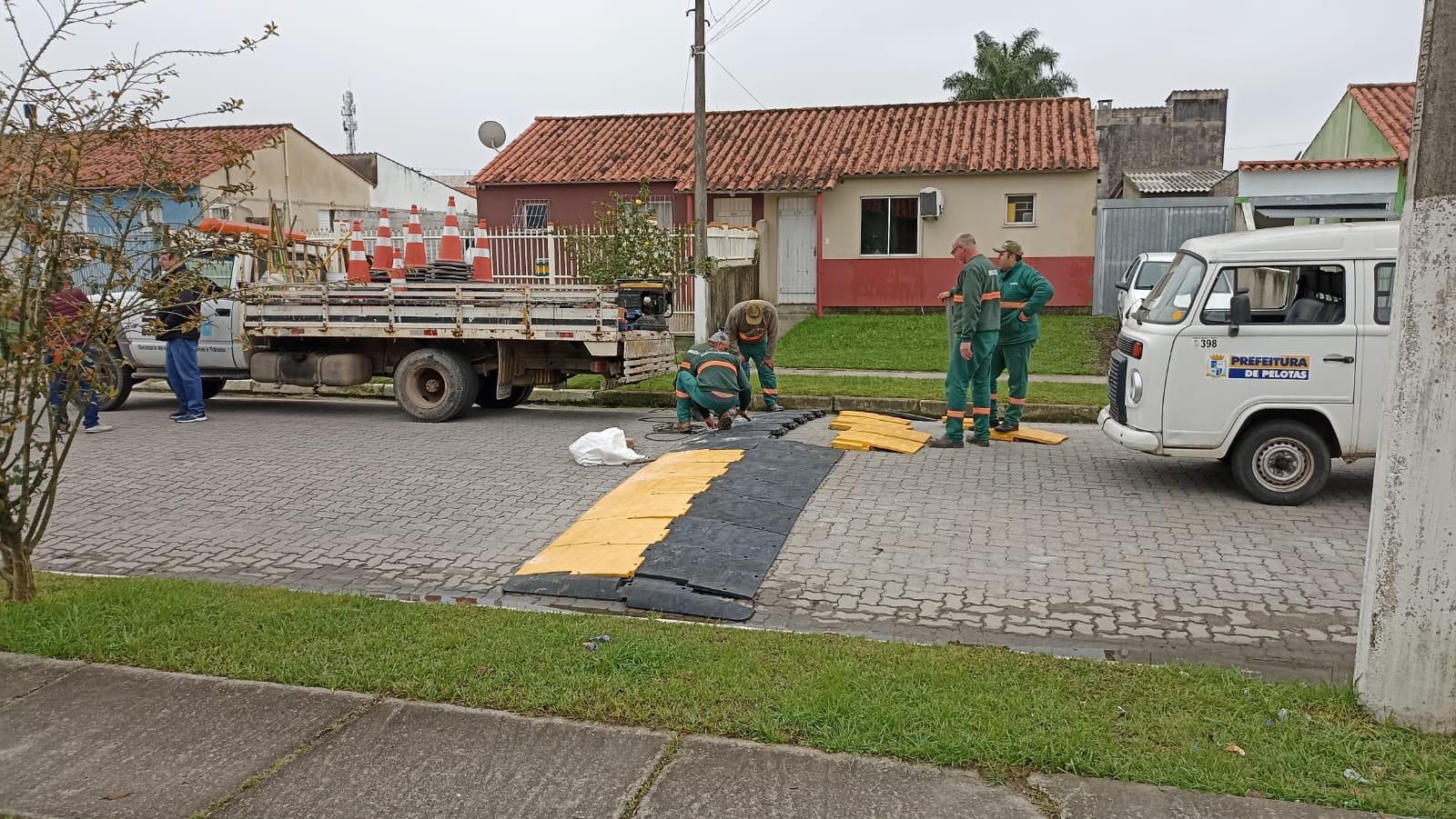 Vereador Jone Soares acompanha implantação de lombada no Arcobaleno