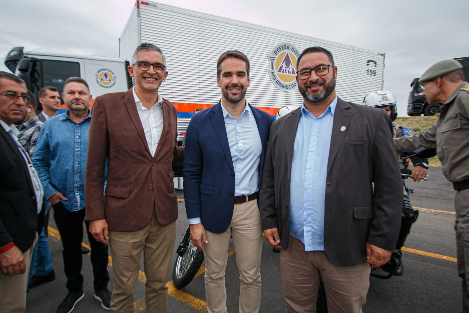 Vereador Marcio Santos representa Pelotas em entrega de viaturas em Porto Alegre.