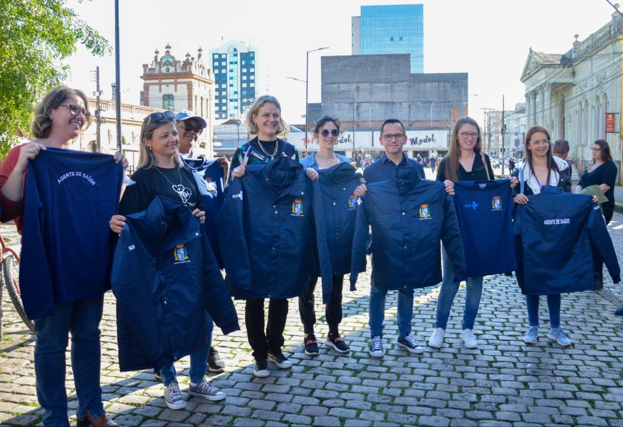 Vereador Paulo Coitinho participa da entrega dos primeiros kits de uniformes para agentes comunitários de saúde.