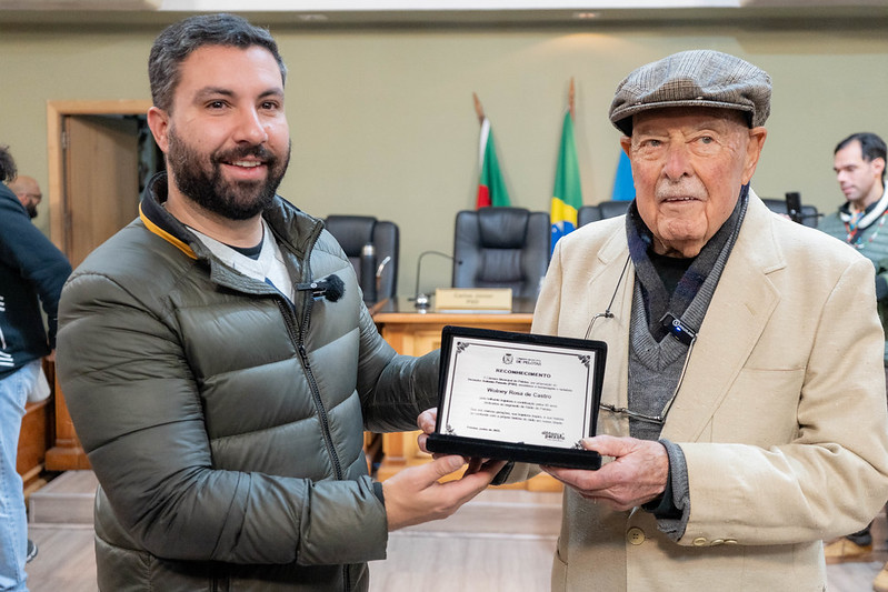 Vereador Peixoto homenageia radialista Wolney Castro