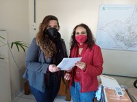 Vereadora Fernanda entrega abaixo-assinado pela implementação de psicólogas(os) e assistentes sociais nas Escolas do município